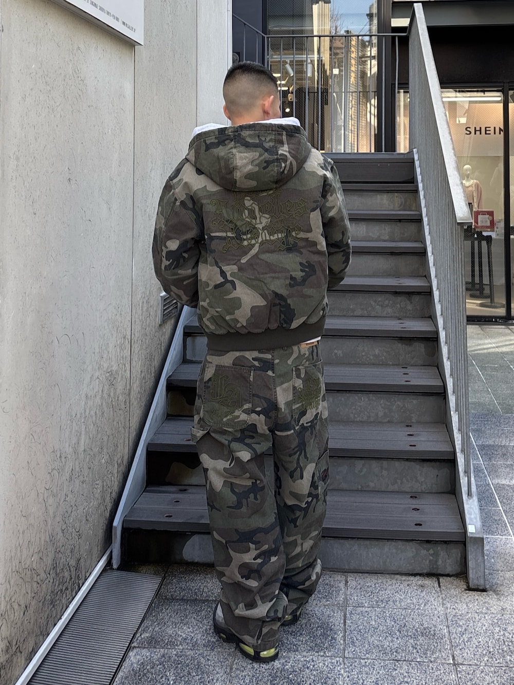 その他のブルゾン、その他のその他パンツ、グレー系のパーカーを着用したメンズの冬コーディネートの3枚目の写真