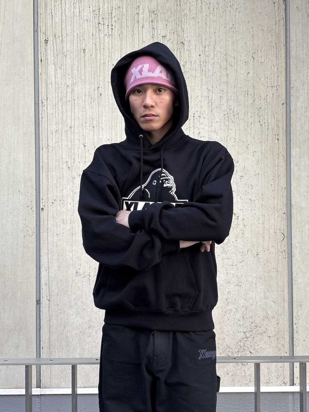 ブラック系のブルゾン、その他のその他パンツ、ピンク系のニットキャップ/ビーニーを着用したメンズの冬コーディネートの6枚目の写真