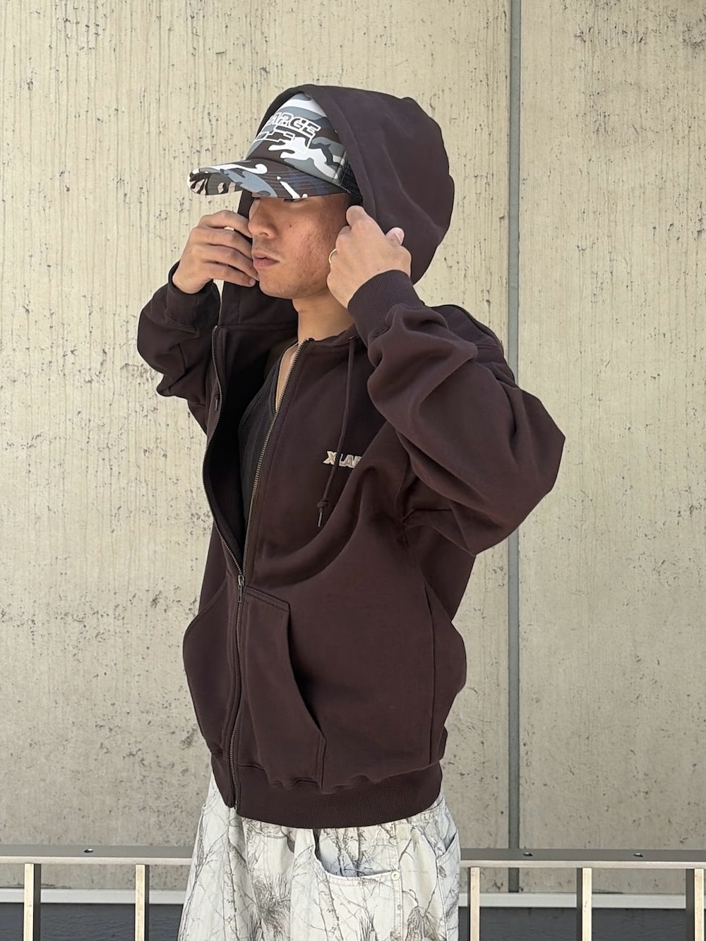 グレー系のパーカー、その他のその他パンツ、ブラック系のキャップを着用したメンズの夏コーディネートの6枚目の写真