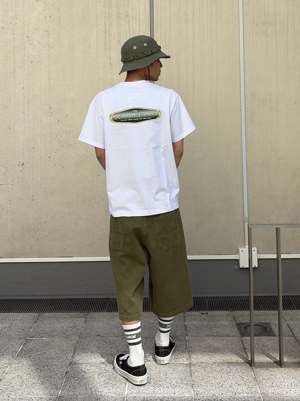 その他のその他パンツ、ホワイト系のTシャツ/カットソー、ブラック系のハットを着用したメンズの春コーディネートの4枚目の写真