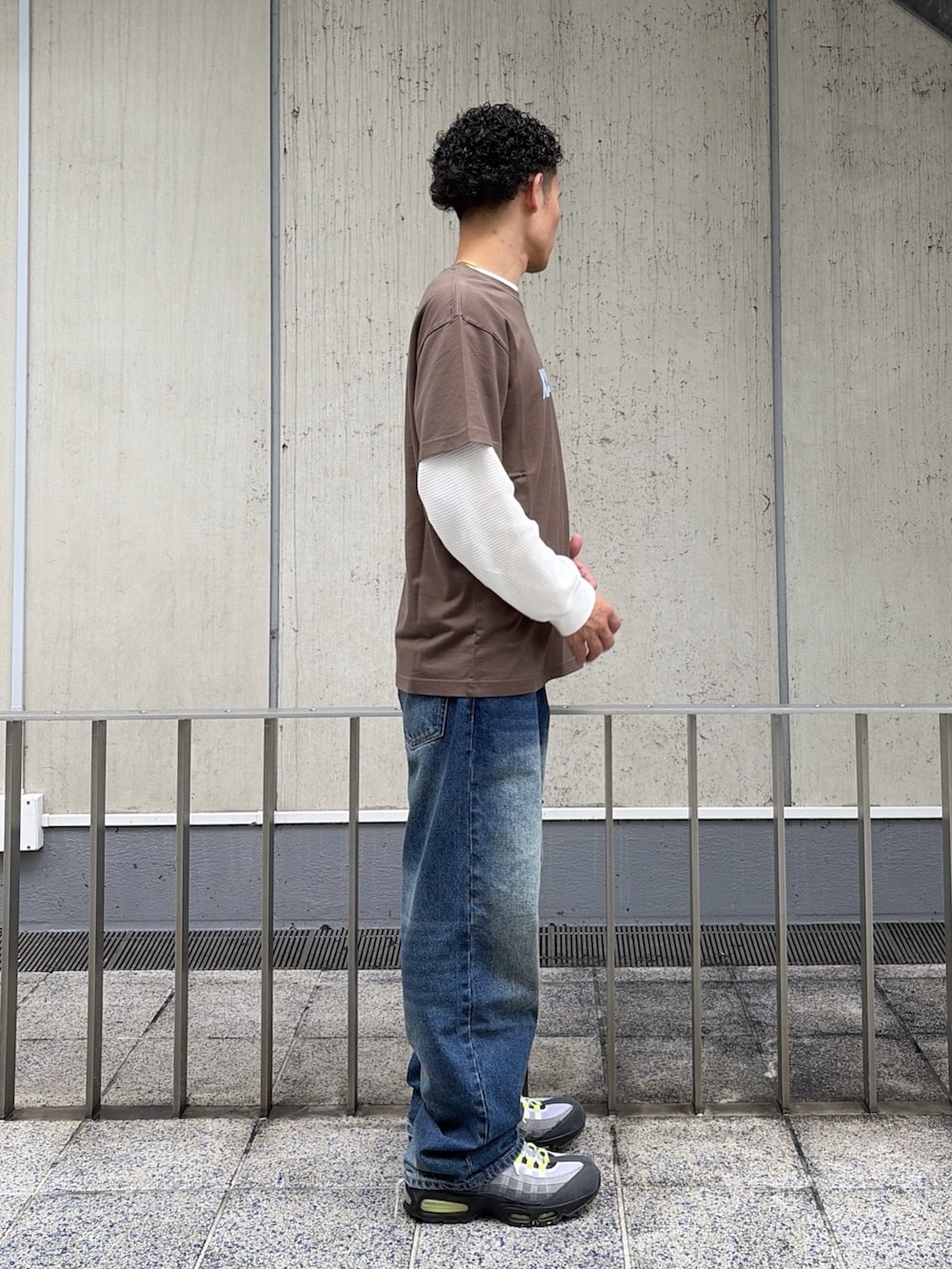 ブラック系のTシャツ/カットソー、ホワイト系のTシャツ/カットソー、ブルー系のデニムパンツを着用したメンズの夏コーディネートの3枚目の写真