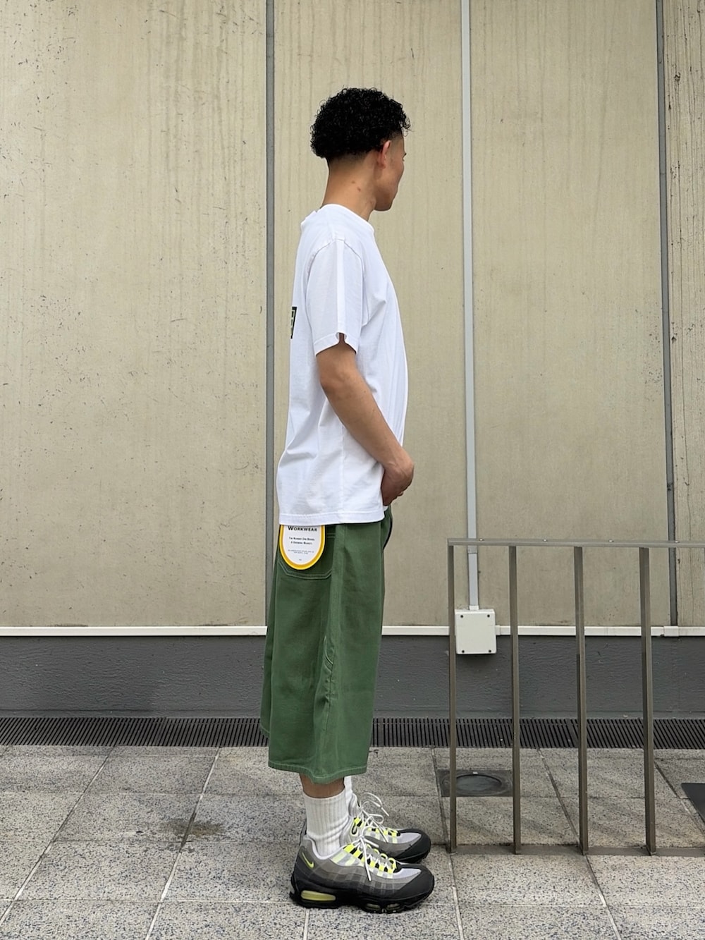 グリーン系のデニムパンツ、グレー系のTシャツ/カットソーを着用したメンズの春コーディネートの3枚目の写真