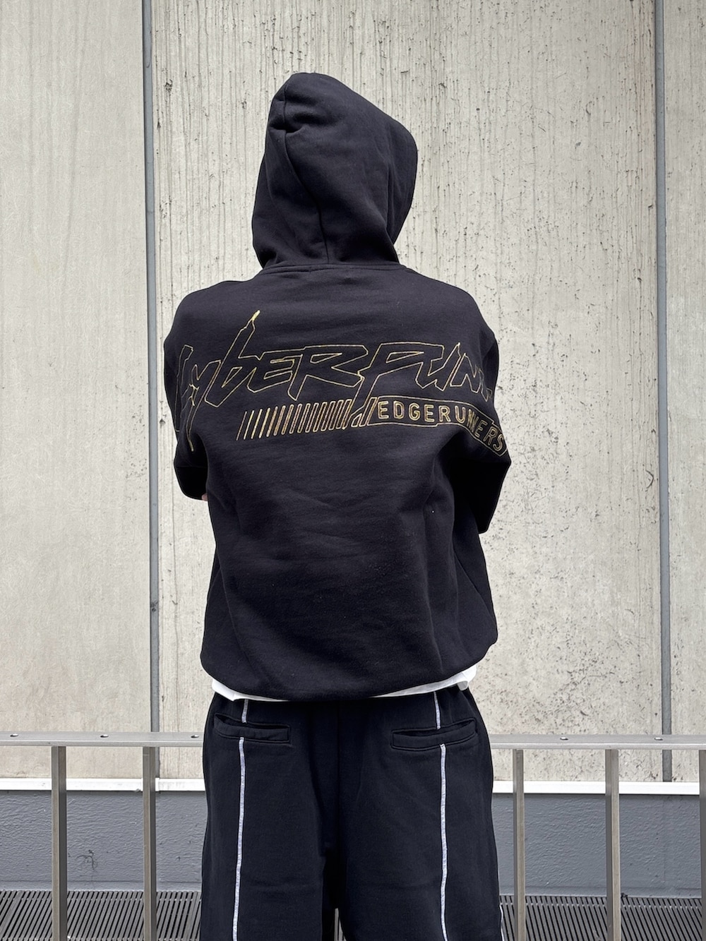 グレー系のスウェットパンツを着用したメンズの冬コーディネートの7枚目の写真