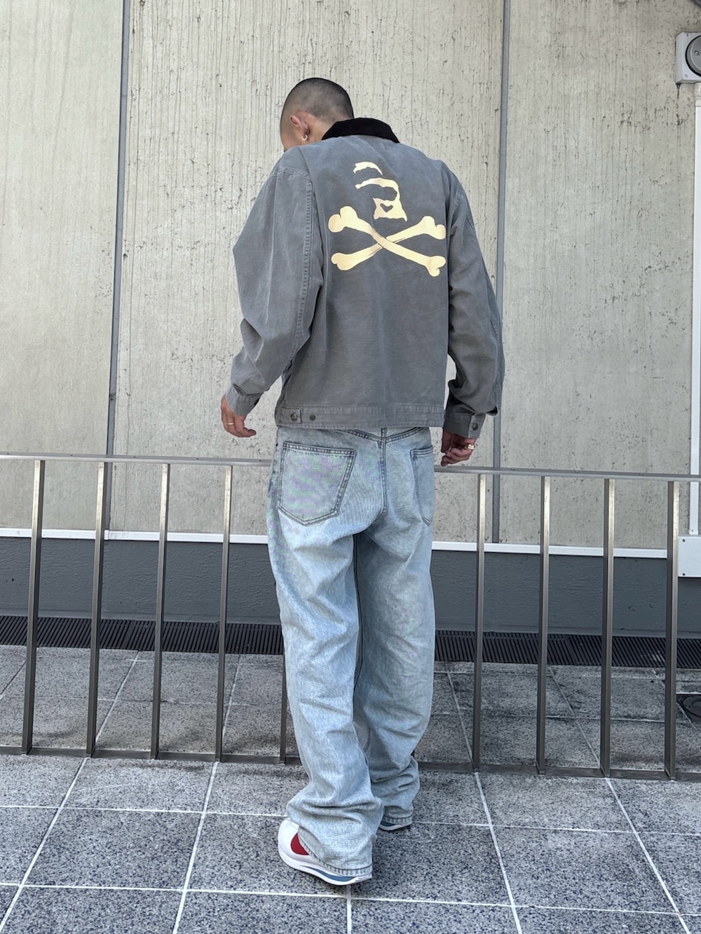 ブラック系のデニムパンツ、グリーン系のその他アウターを着用したメンズの秋コーディネートの4枚目の写真