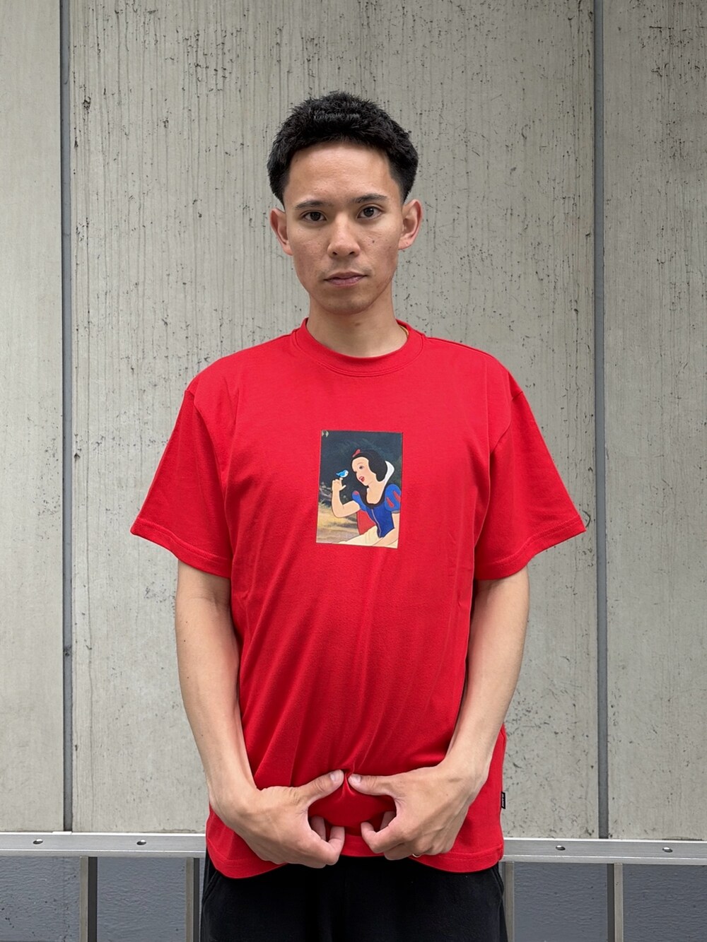 レッド系のTシャツ/カットソー、グレー系のスウェットパンツを着用したメンズの夏コーディネートの6枚目の写真
