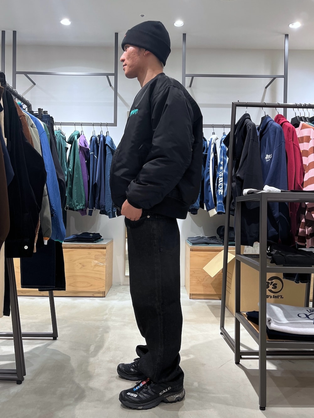 ブラック系のブルゾン、ブラック系のスウェット、ブラック系のデニムパンツを着用したメンズの秋コーディネートの2枚目の写真