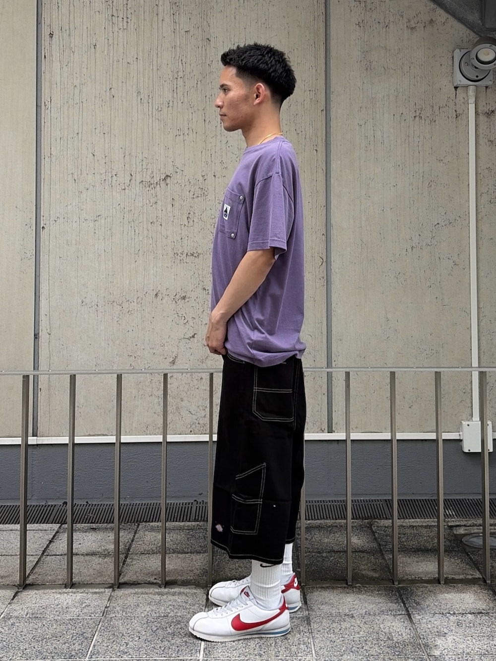ブラック系のTシャツ/カットソー、グリーン系のデニムパンツを着用したメンズの夏コーディネートの2枚目の写真