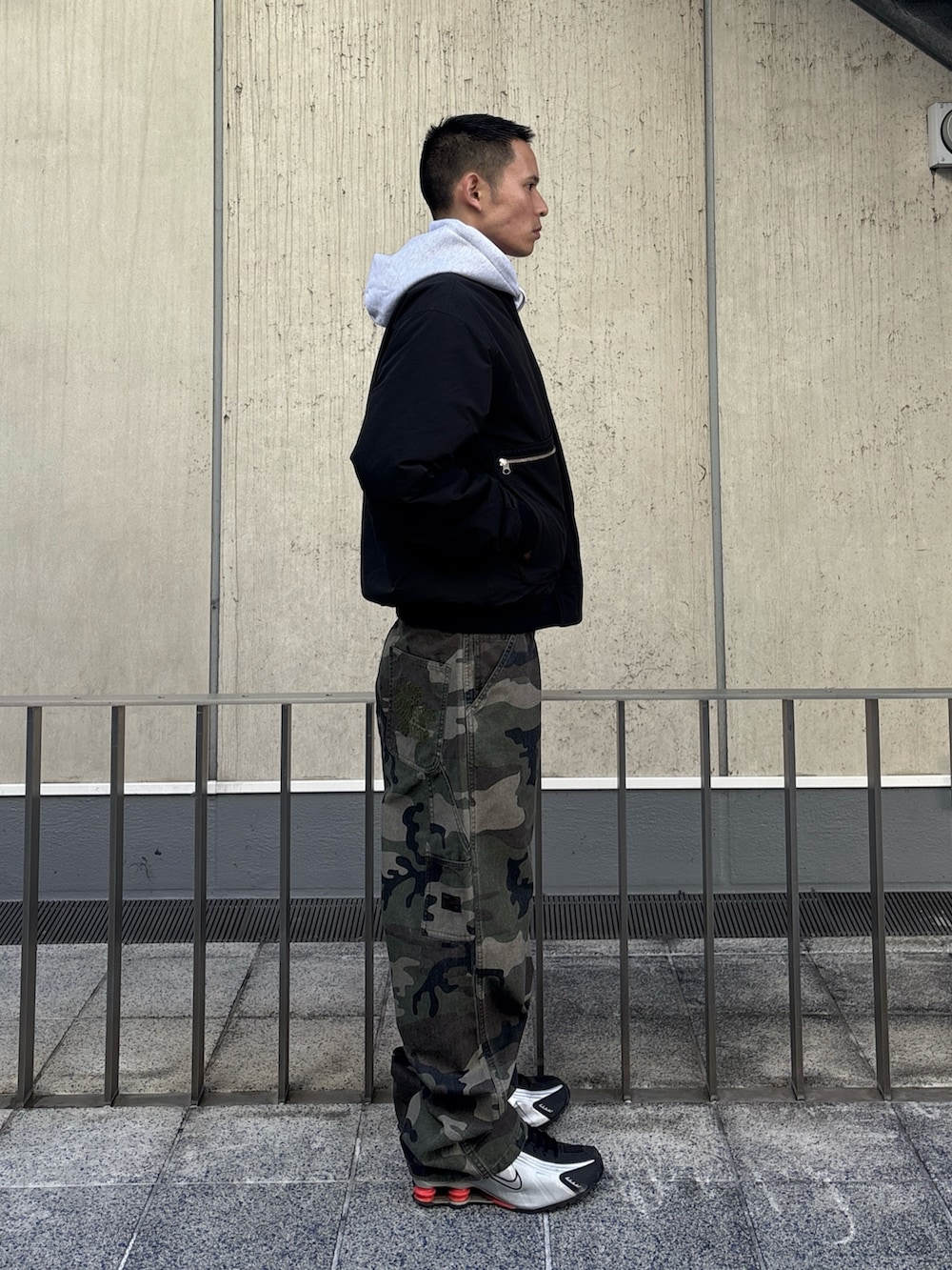 ブラック系のブルゾン、その他のその他パンツ、ブラック系のパーカーを着用したメンズの冬コーディネートの3枚目の写真