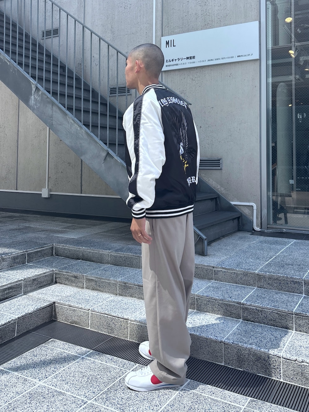 「XLARGEのREVERSIBLE SOUVENIR JACKET（スカジャン、ブラック系）」を使った、香村大貴さん（メンズ・165cm）の秋コーディネートの3枚目の写真