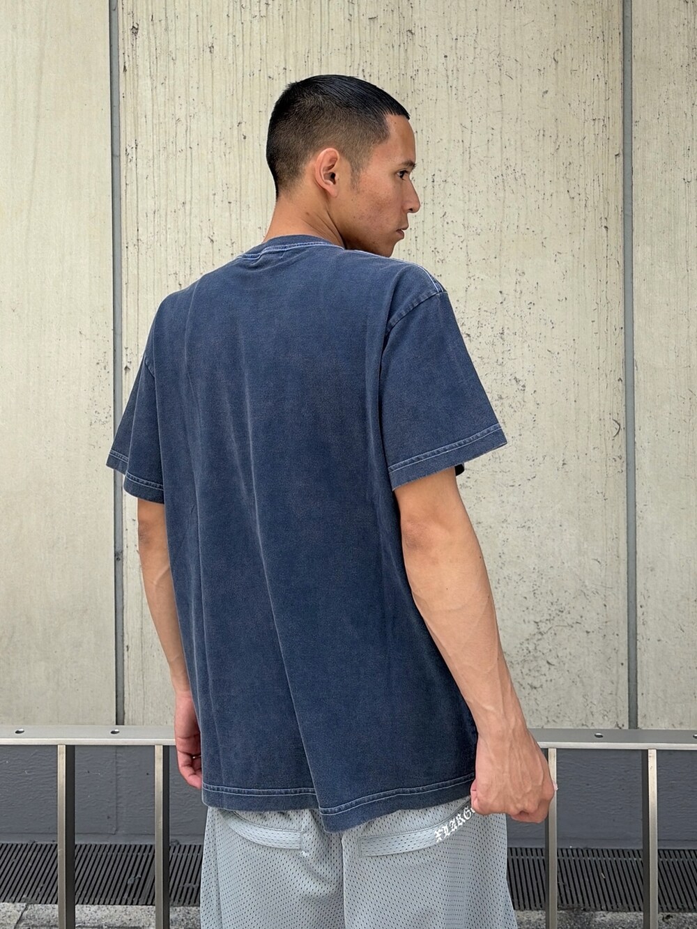 ブルー系のTシャツ/カットソー、ブラック系のその他パンツを着用したメンズの夏コーディネートの7枚目の写真