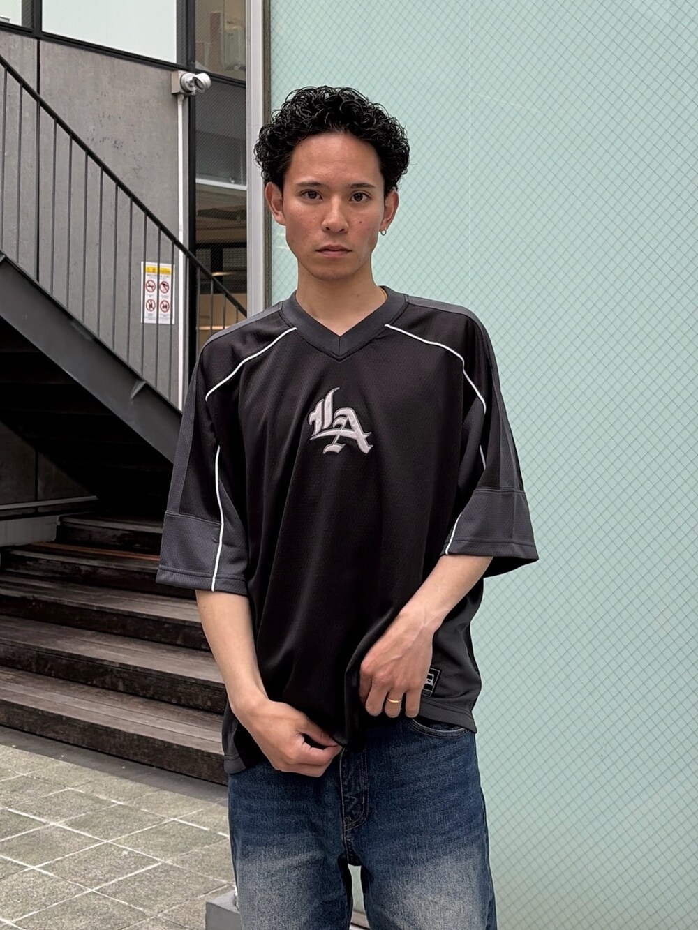 ブルー系のデニムパンツ、ブラック系のシャツ/ブラウスを着用したメンズの春コーディネートの5枚目の写真