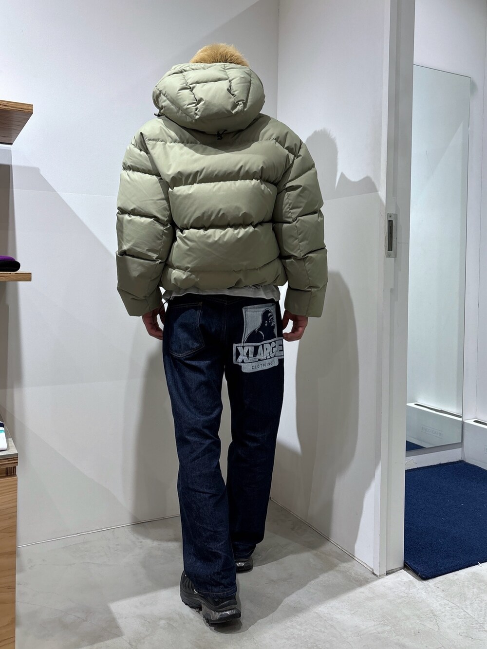 その他のダウンジャケット/コート、ブラック系のその他パンツを着用したメンズの冬コーディネートの6枚目の写真