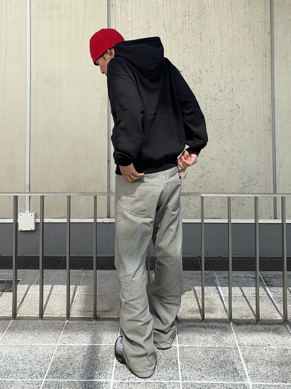 グレー系のその他パンツ、レッド系のニットキャップ/ビーニーを着用したメンズの夏コーディネートの5枚目の写真