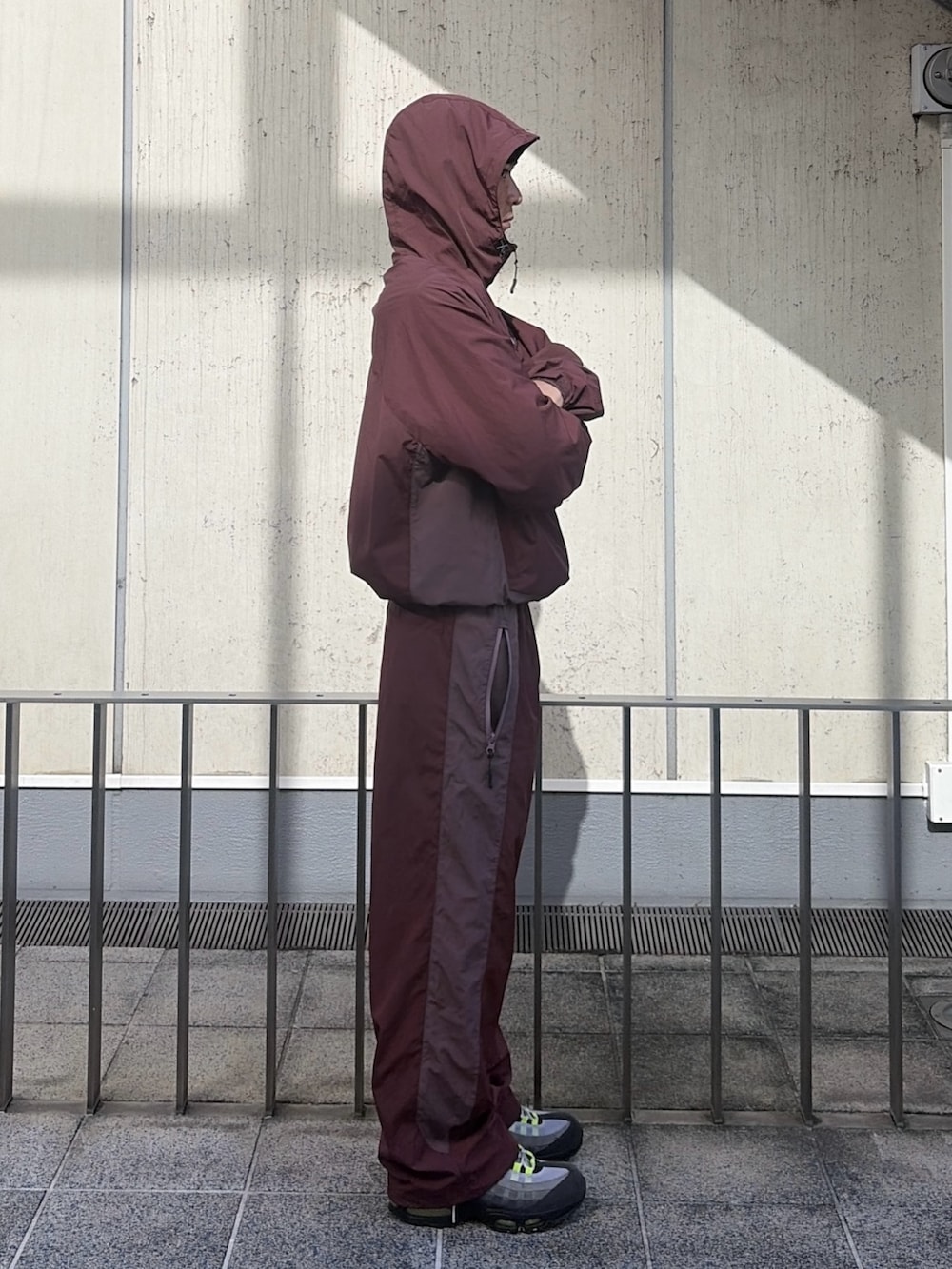 レッド系のナイロンジャケット、レッド系のその他パンツ、その他のニットキャップ/ビーニーを着用したメンズの秋コーディネートの4枚目の写真