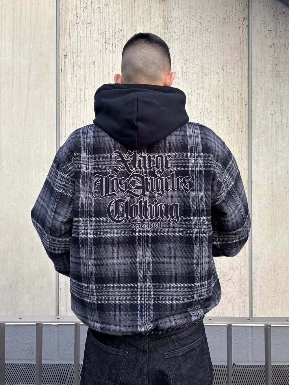 ブラウン系のその他アウター、ブラック系のデニムパンツを着用したメンズの冬コーディネートの6枚目の写真