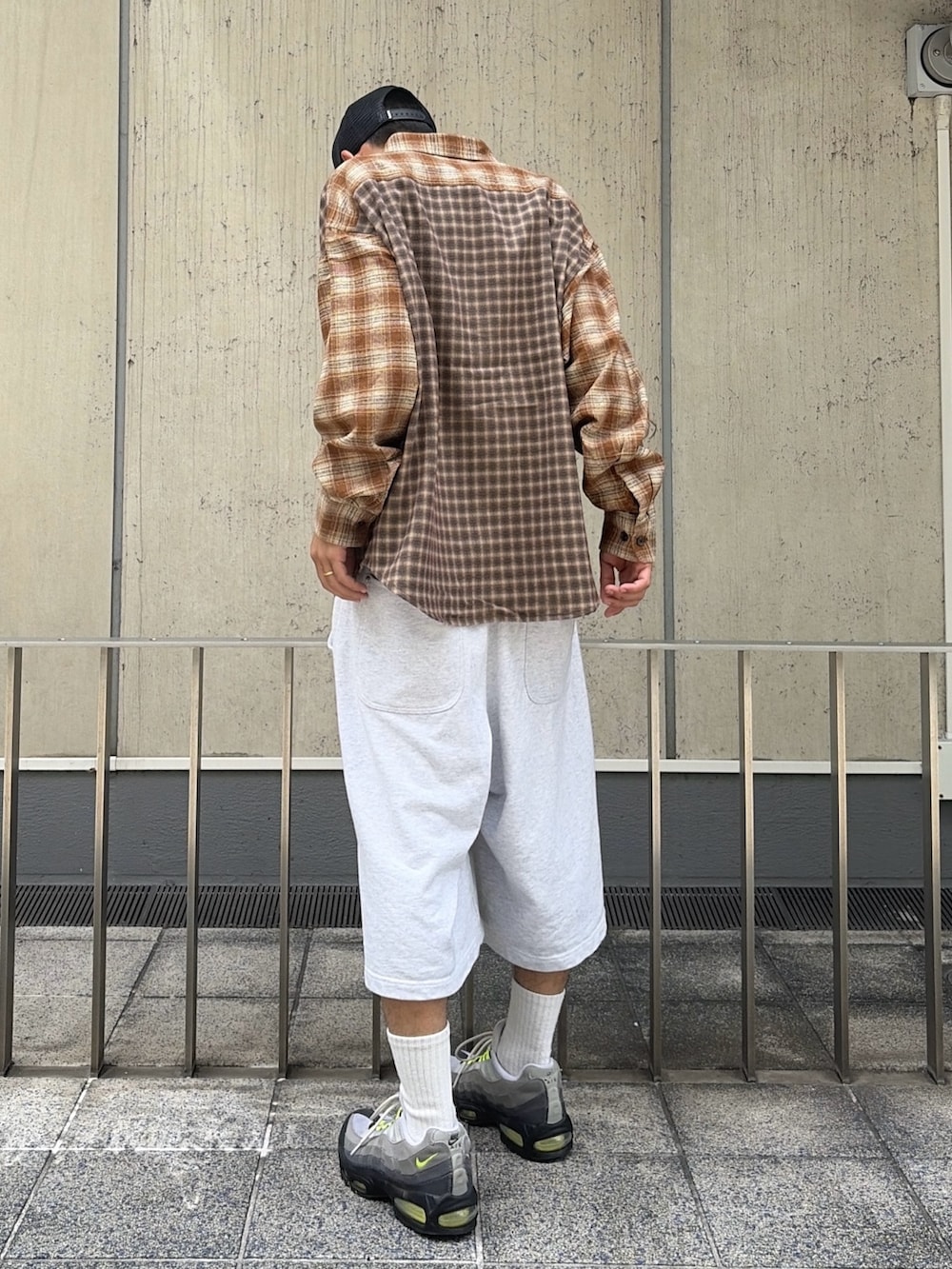 ブラウン系のシャツ/ブラウス、グレー系のスウェットパンツ、ブラック系のキャップを着用したメンズの夏コーディネートの4枚目の写真