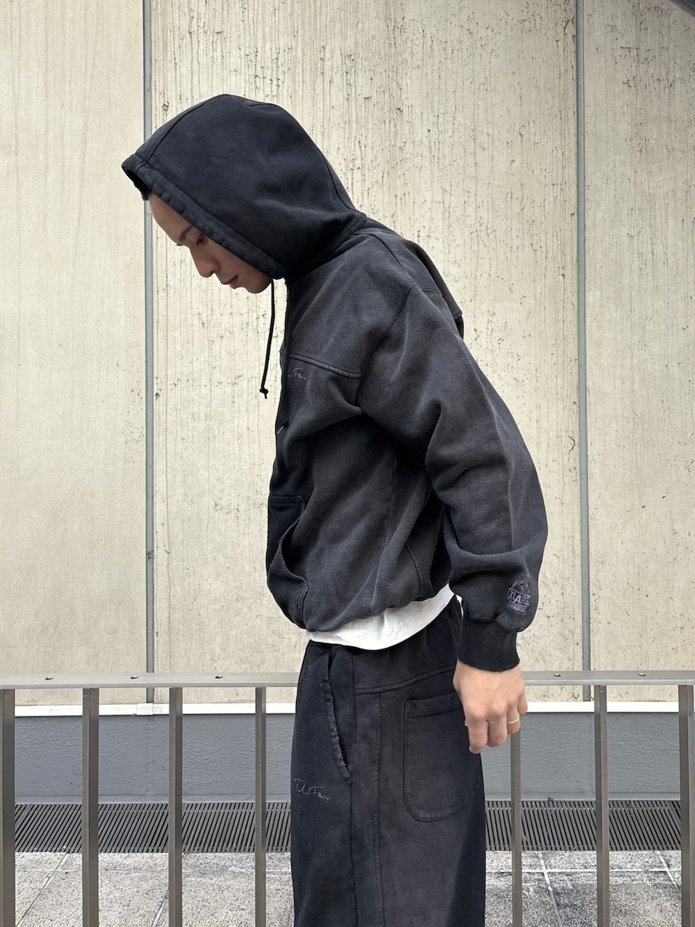 ブラック系のパーカー、ブラック系のスウェットパンツを着用したメンズの冬コーディネートの7枚目の写真