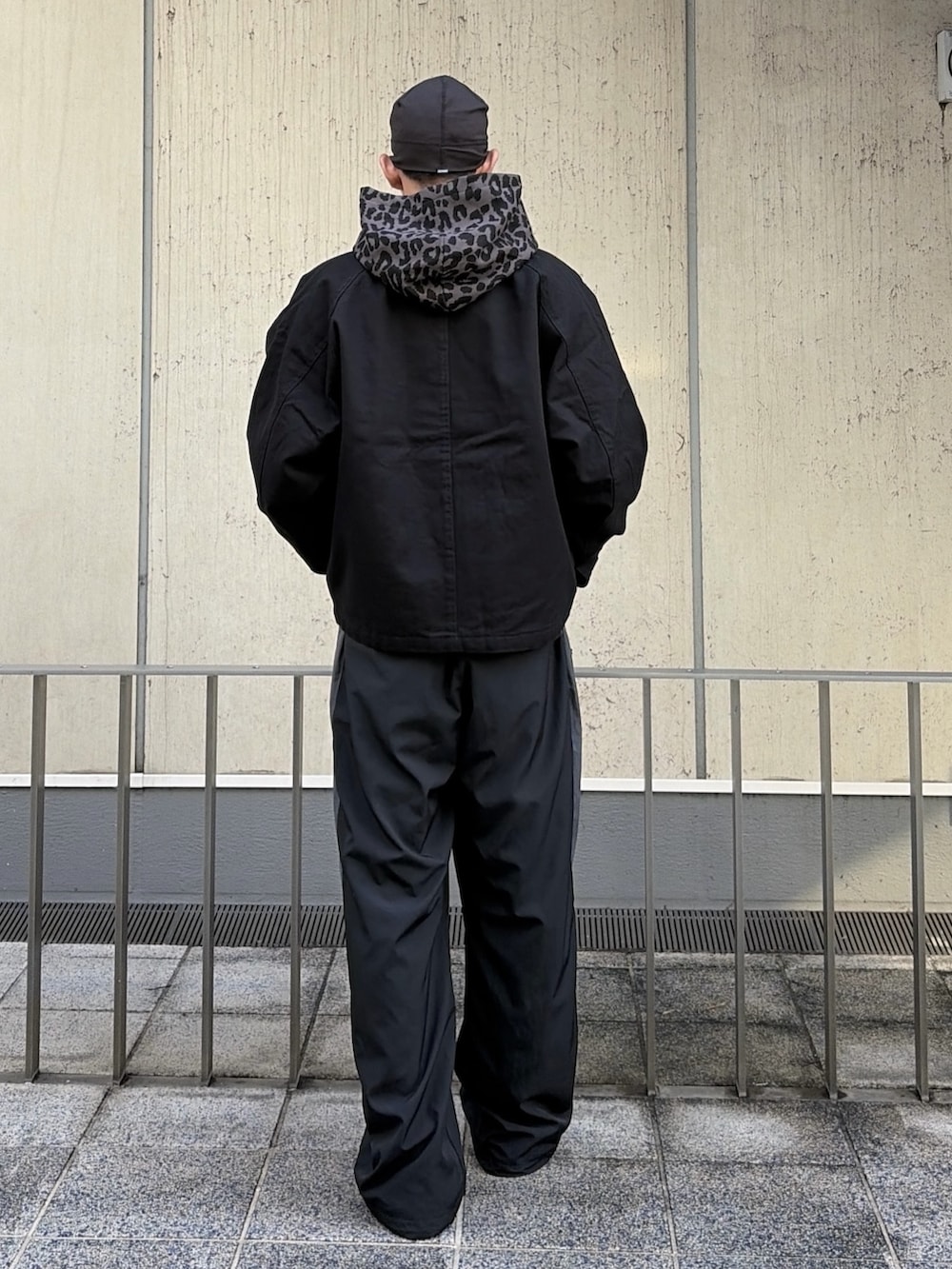 ホワイト系のパーカー、ブラック系のブルゾン、レッド系のその他パンツを着用したメンズの秋コーディネートの5枚目の写真