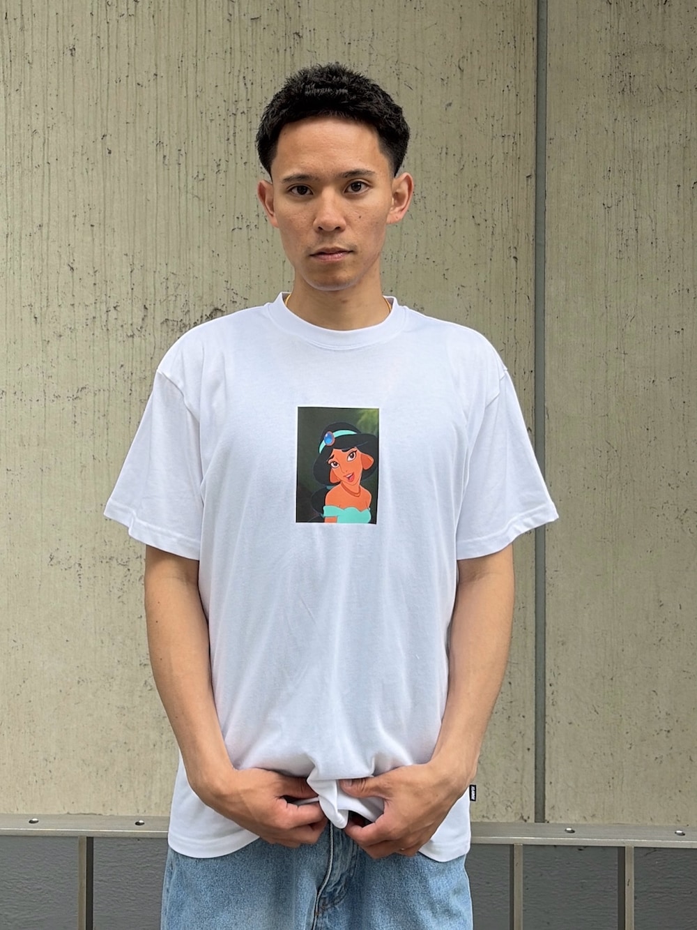 ホワイト系のTシャツ/カットソー、ブルー系のデニムパンツを着用したメンズの夏コーディネートの5枚目の写真