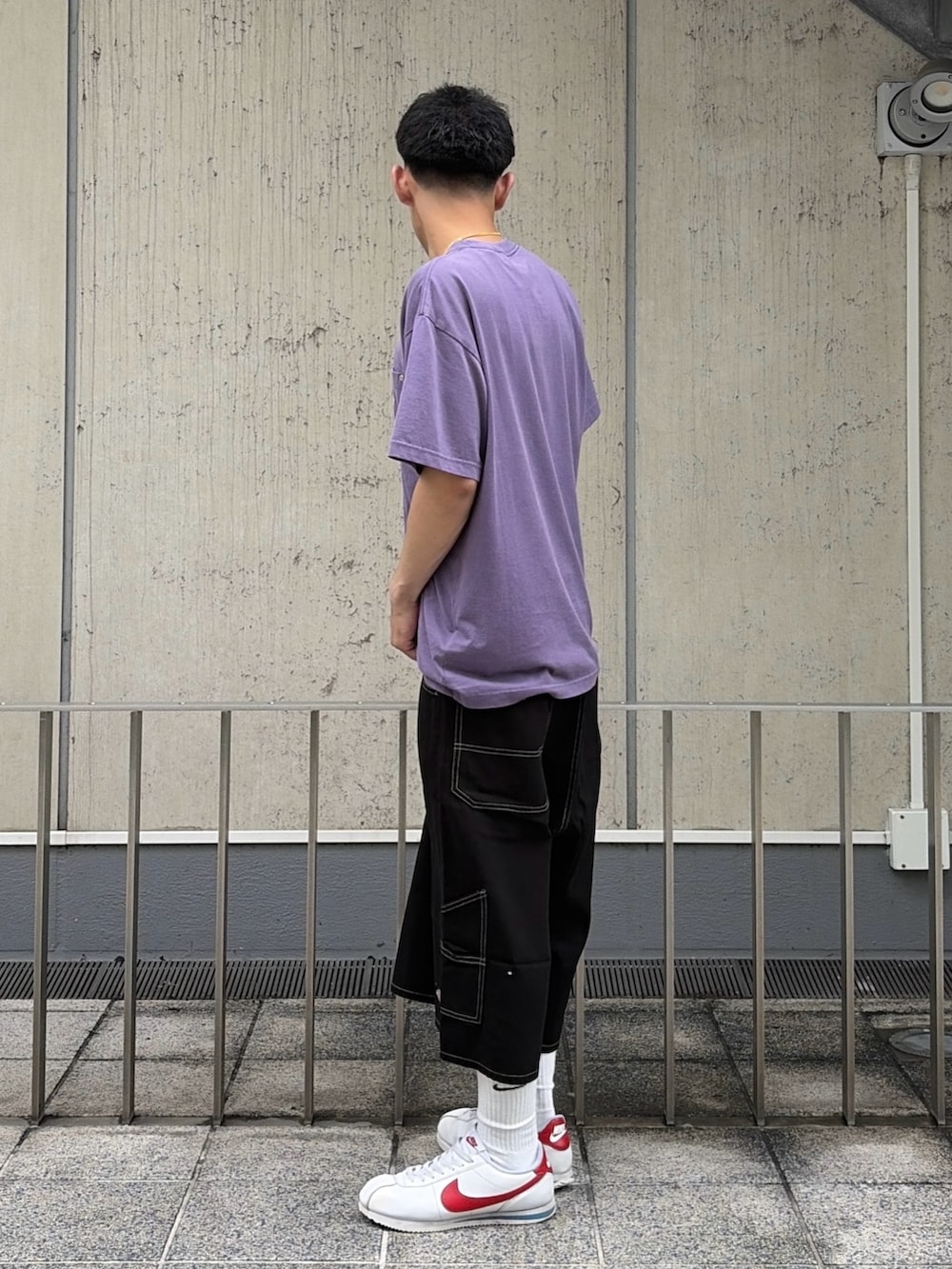 ブラック系のTシャツ/カットソー、グリーン系のデニムパンツを着用したメンズの夏コーディネートの3枚目の写真
