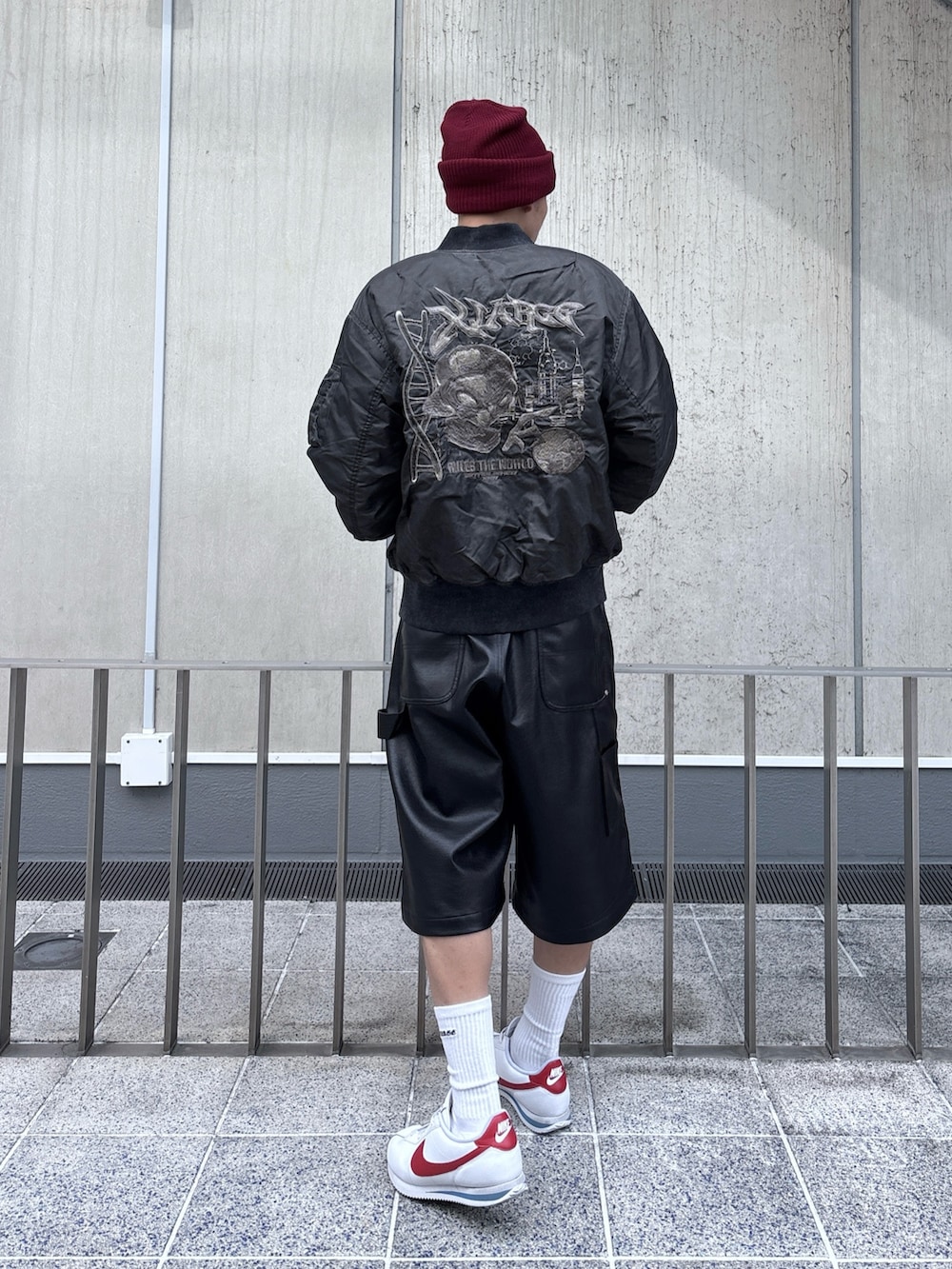 ブラック系のMA-1を着用したメンズの秋コーディネートの4枚目の写真