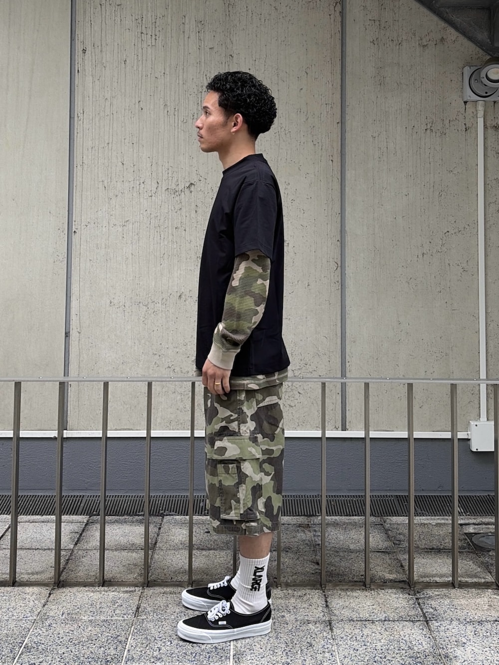 その他のカーゴパンツ、ホワイト系のTシャツ/カットソー、その他のTシャツ/カットソーを着用したメンズの春コーディネートの3枚目の写真