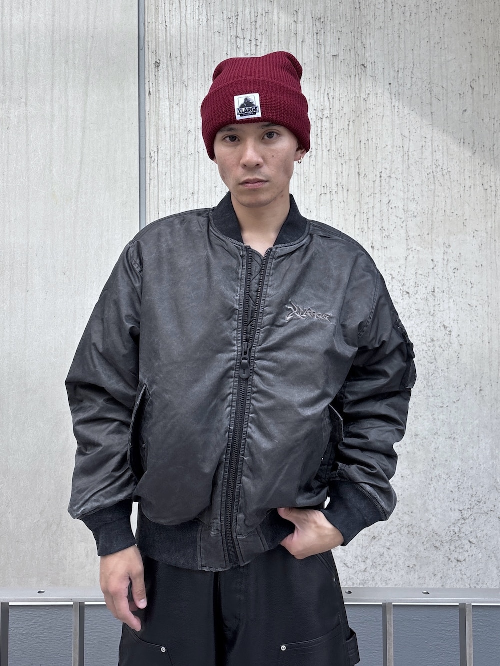 ブラック系のMA-1を着用したメンズの秋コーディネートの5枚目の写真