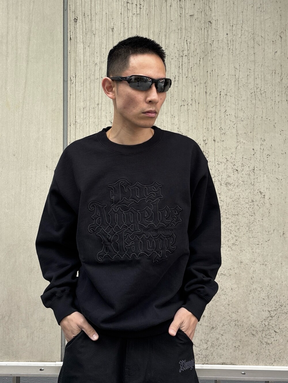 ブラック系のスウェット、ブラック系のその他パンツを着用したメンズの冬コーディネートの5枚目の写真