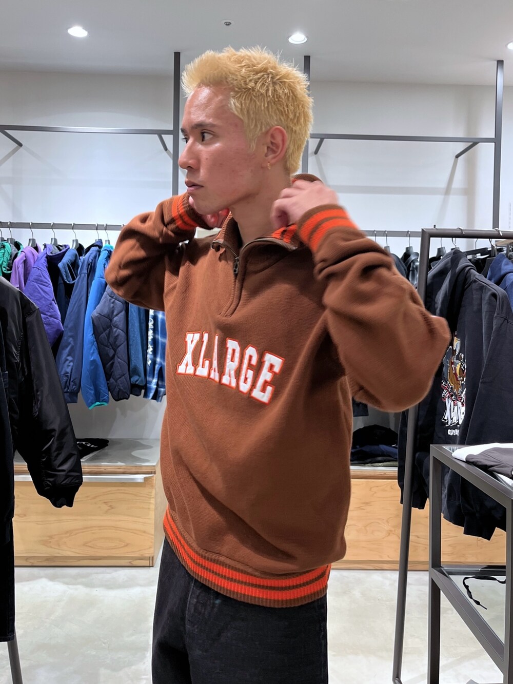 ブラック系のデニムパンツ、ブラウン系のニット/セーターを着用したメンズの秋コーディネートの5枚目の写真