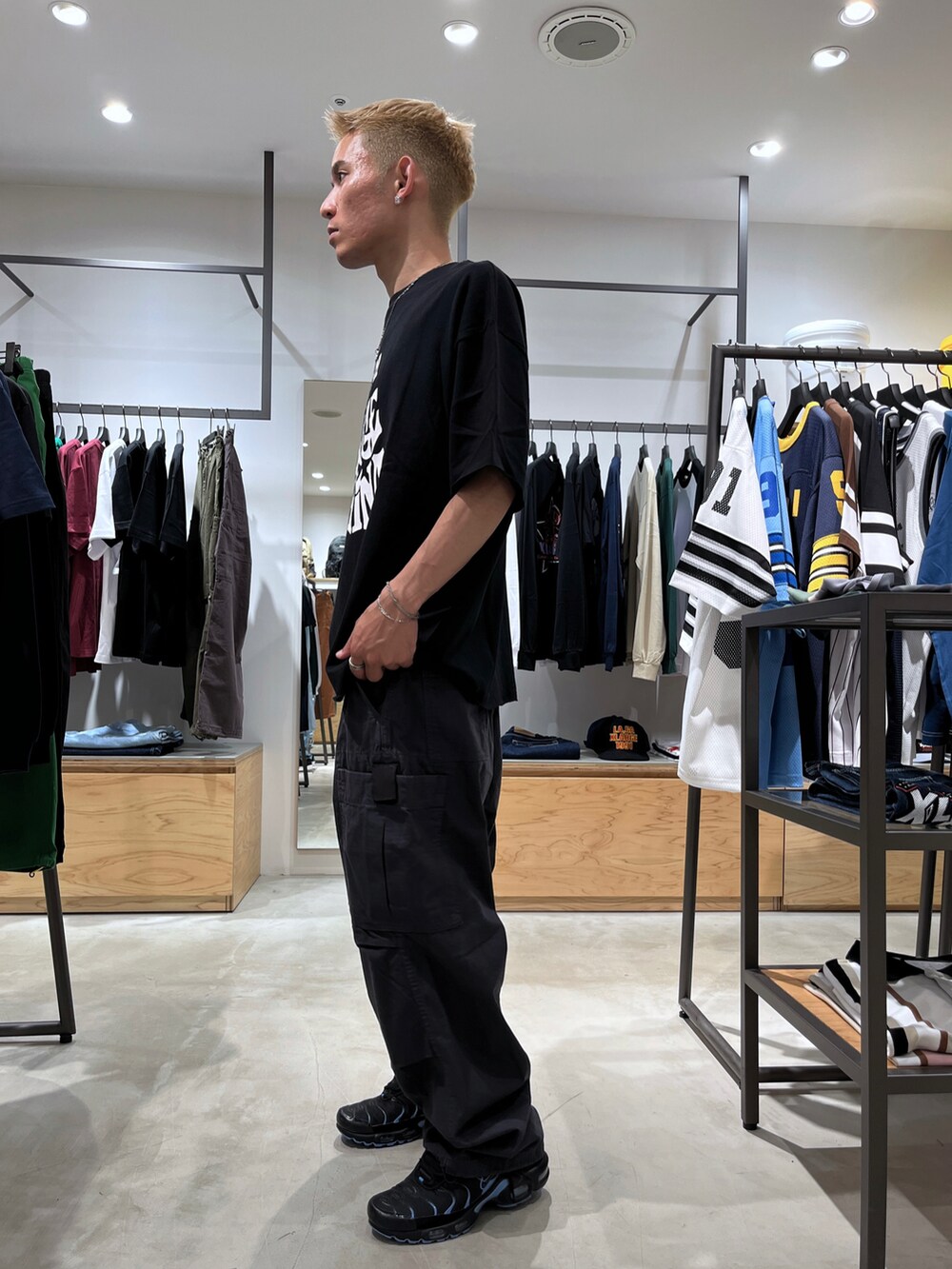 ブラック系のその他パンツ、ブラック系のTシャツ/カットソーを着用したメンズの夏コーディネートの3枚目の写真