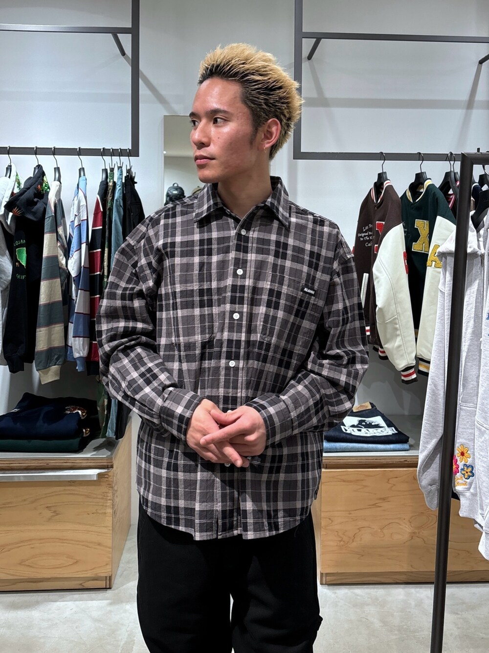 ブラック系のスタジャン、グレー系のシャツ/ブラウス、ブラック系のその他パンツを着用したメンズの冬コーディネートの8枚目の写真