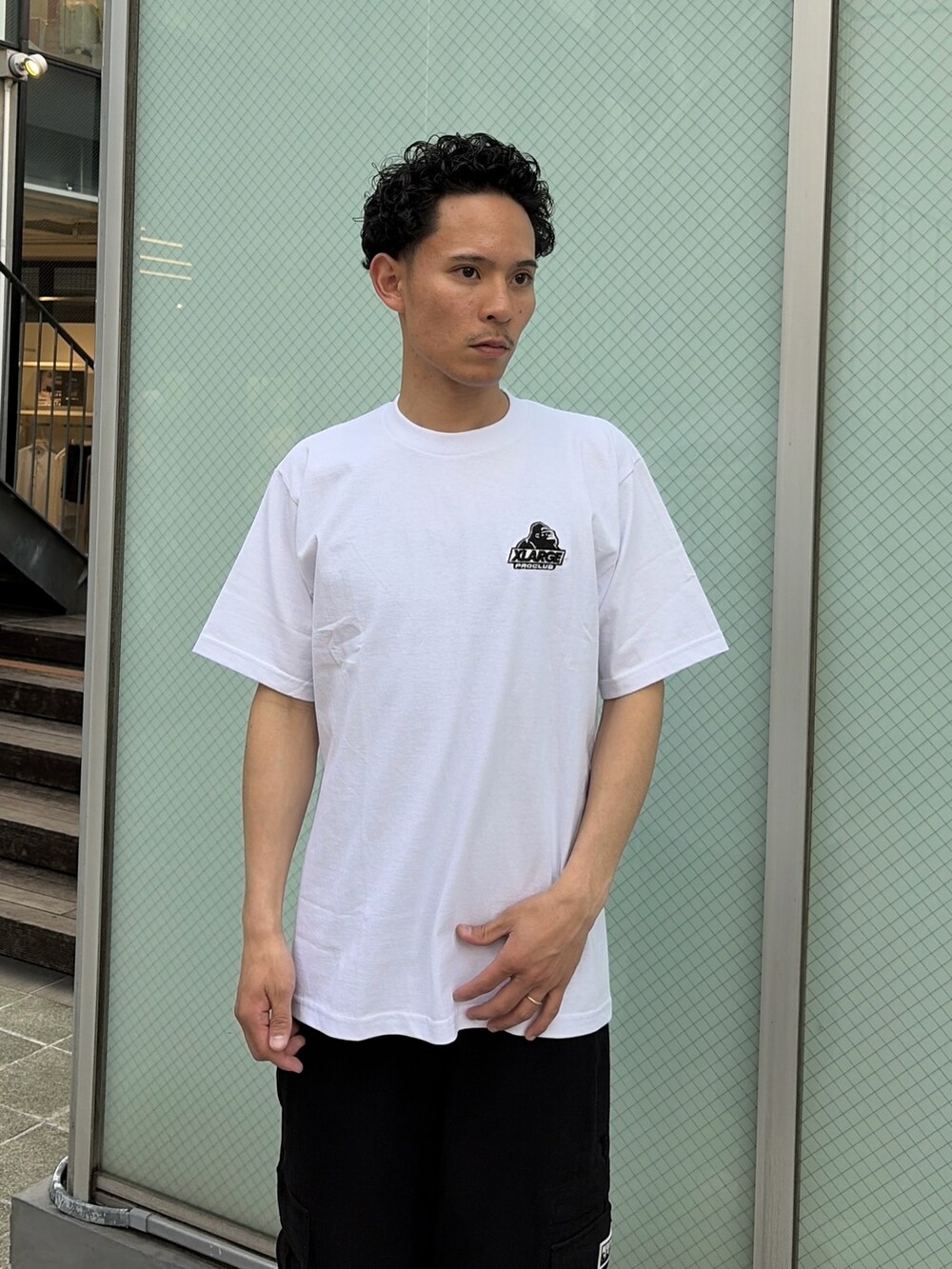 ブラック系のカーゴパンツ、グリーン系のシャツ/ブラウス、ホワイト系のTシャツ/カットソーを着用したメンズの春コーディネートの6枚目の写真