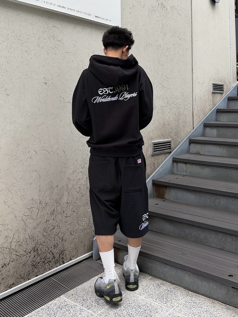 ブラック系のパーカー、ブラック系のスウェットパンツを着用したメンズの春コーディネートの4枚目の写真