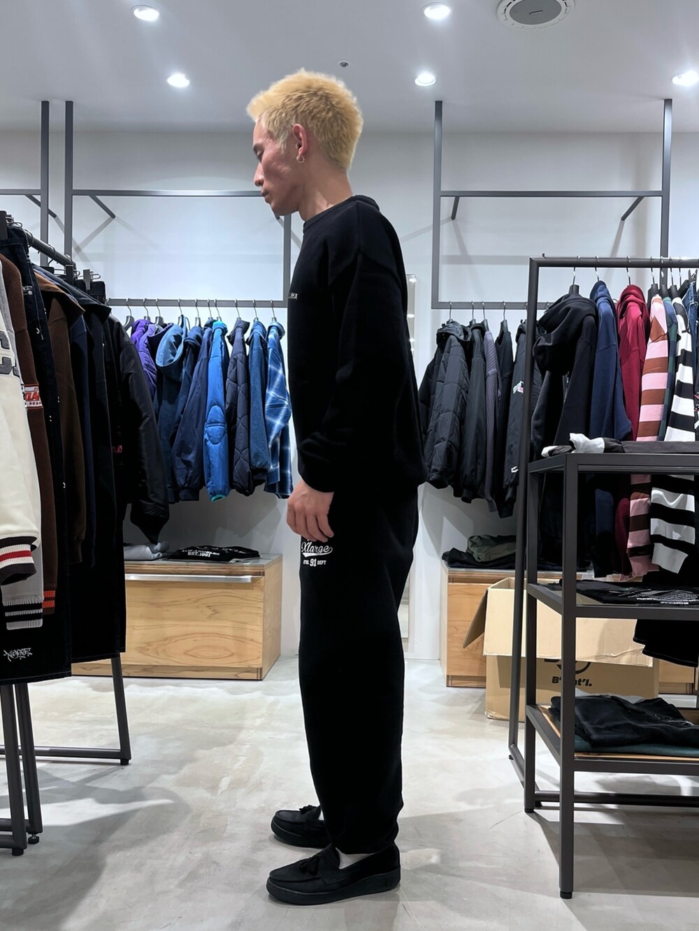 グレー系のスウェットパンツ、ブラック系のニット/セーターを着用したメンズの秋コーディネートの2枚目の写真