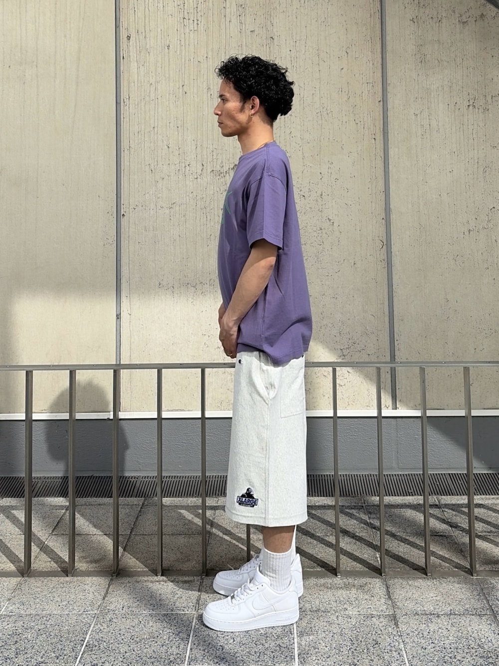ブラック系のTシャツ/カットソー、ブラック系のスウェットパンツを着用したメンズの春コーディネートの2枚目の写真