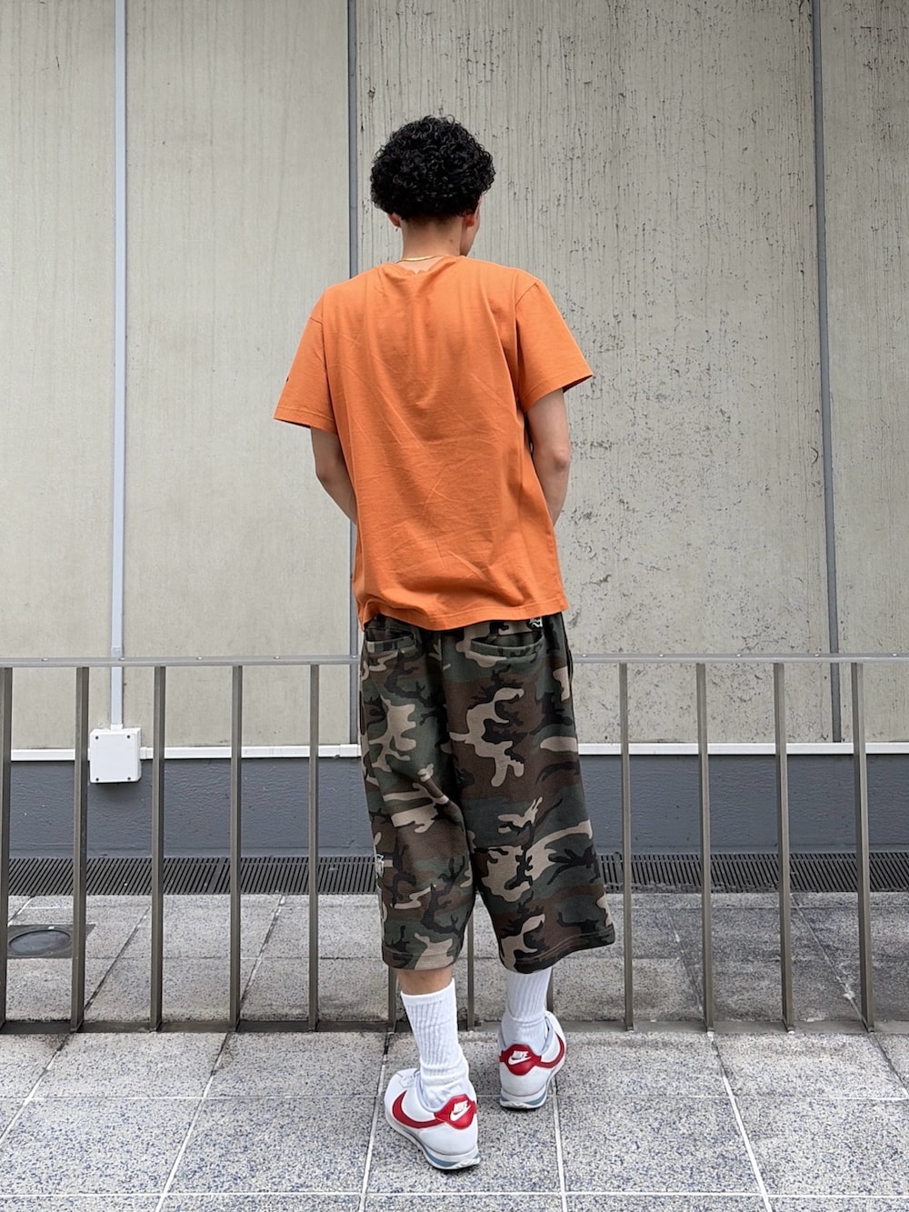 オレンジ系のTシャツ/カットソー、その他のその他パンツを着用したメンズの夏コーディネートの5枚目の写真