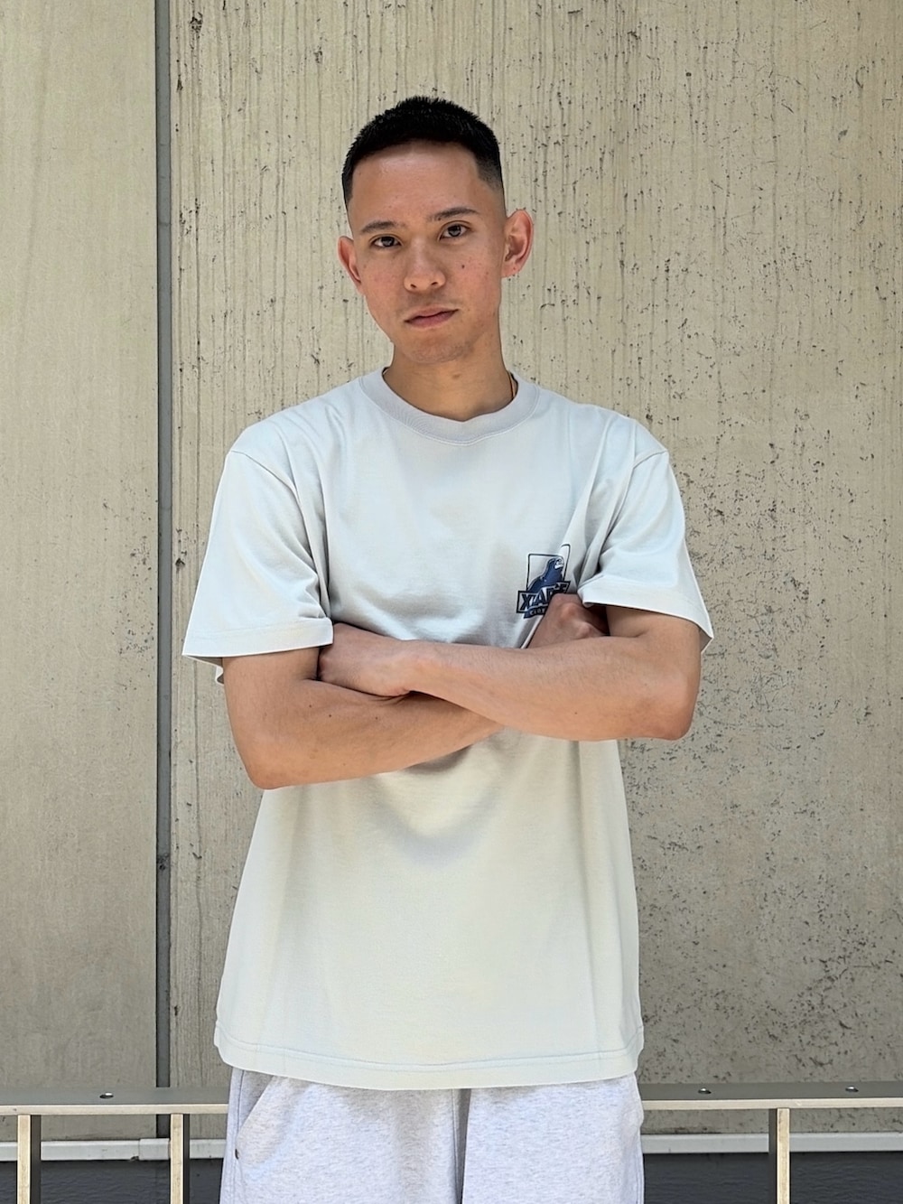 グレー系のTシャツ/カットソー、グレー系のスウェットパンツを着用したメンズの夏コーディネートの6枚目の写真