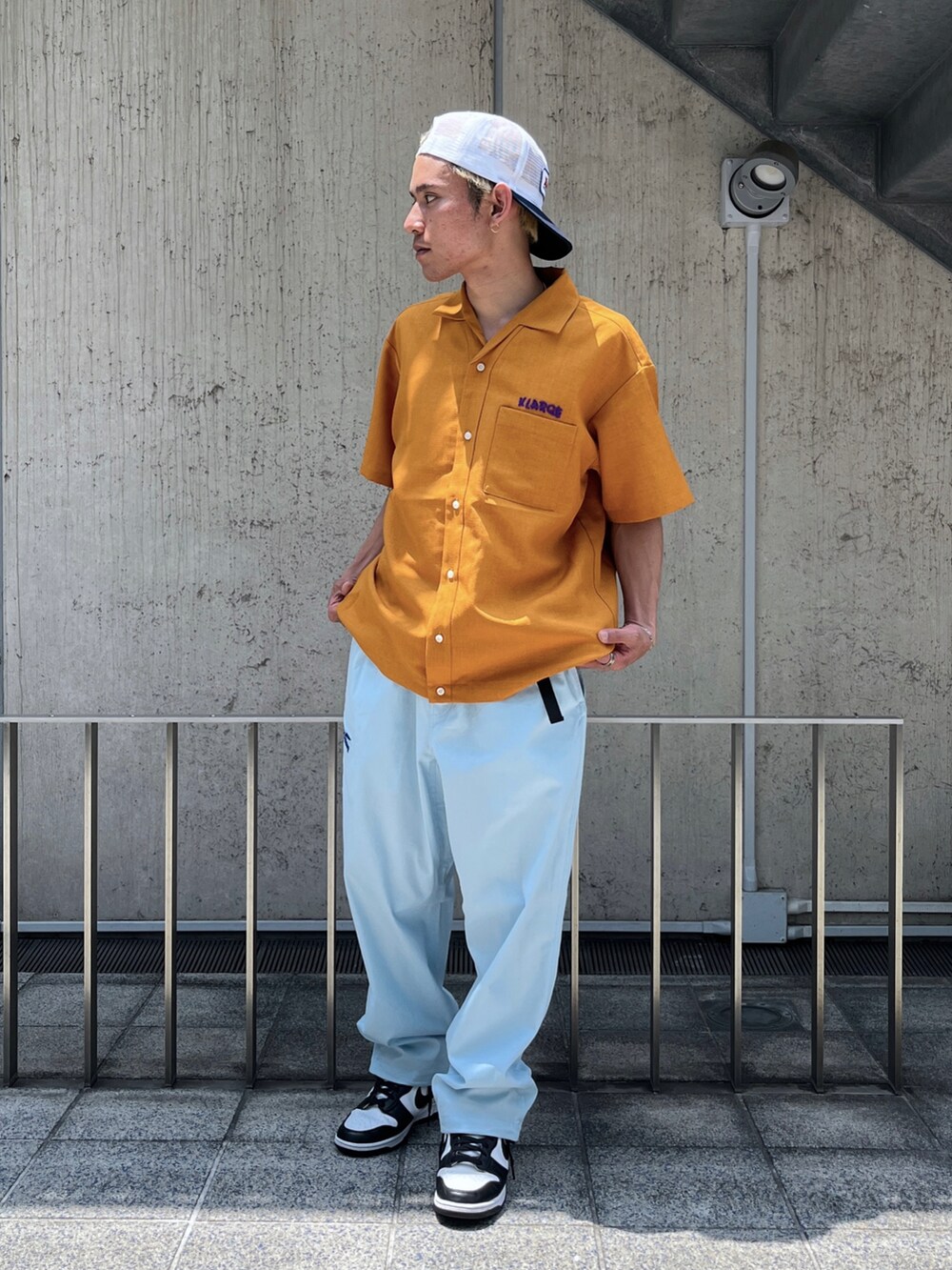 イエロー系のシャツ/ブラウス、グリーン系のその他パンツ、ホワイト系のキャップを着用したメンズの夏コーディネートの2枚目の写真