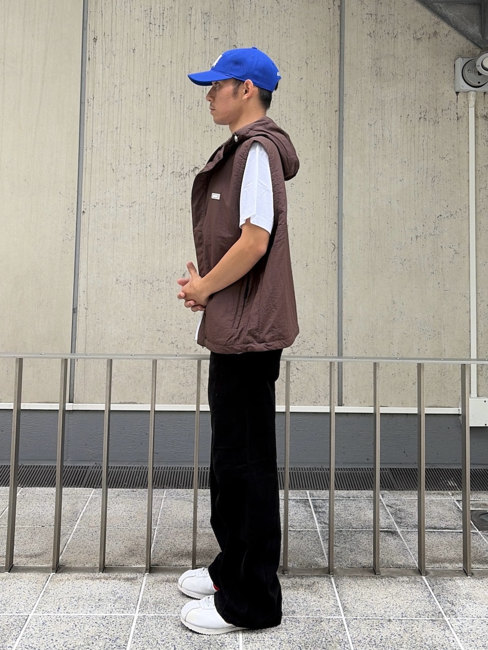 ブラック系のベスト、ホワイト系のTシャツ/カットソー、グレー系のその他パンツを着用したメンズの夏コーディネートの2枚目の写真