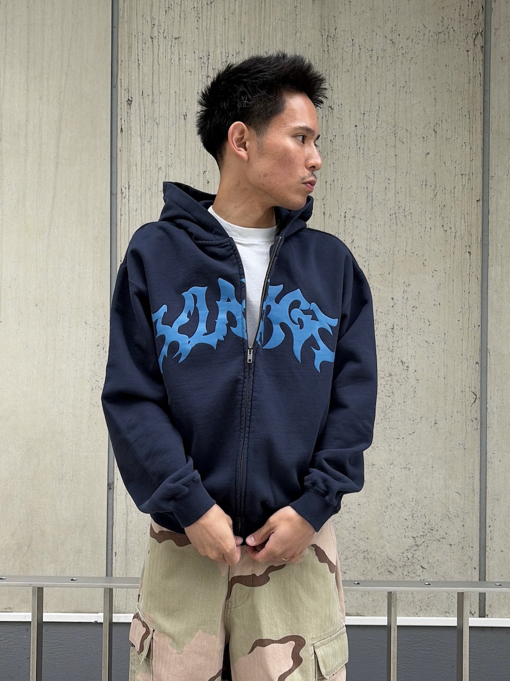 ピンク系のパーカー、グリーン系のカーゴパンツを着用したメンズの春コーディネートの6枚目の写真