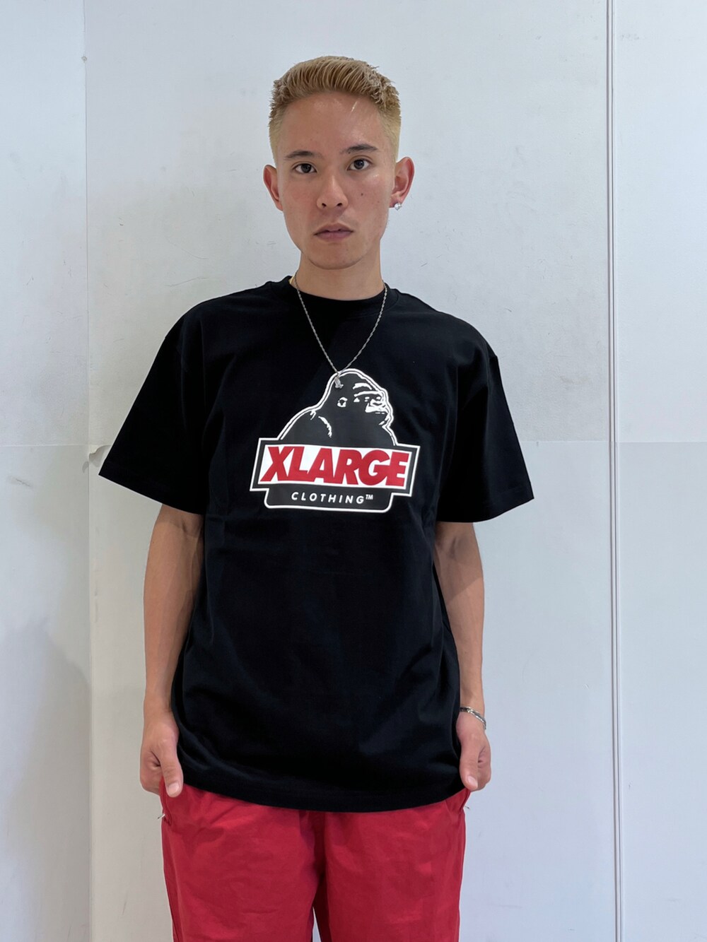 ブラック系のTシャツ/カットソー、レッド系のその他パンツを着用したメンズの夏コーディネートの5枚目の写真