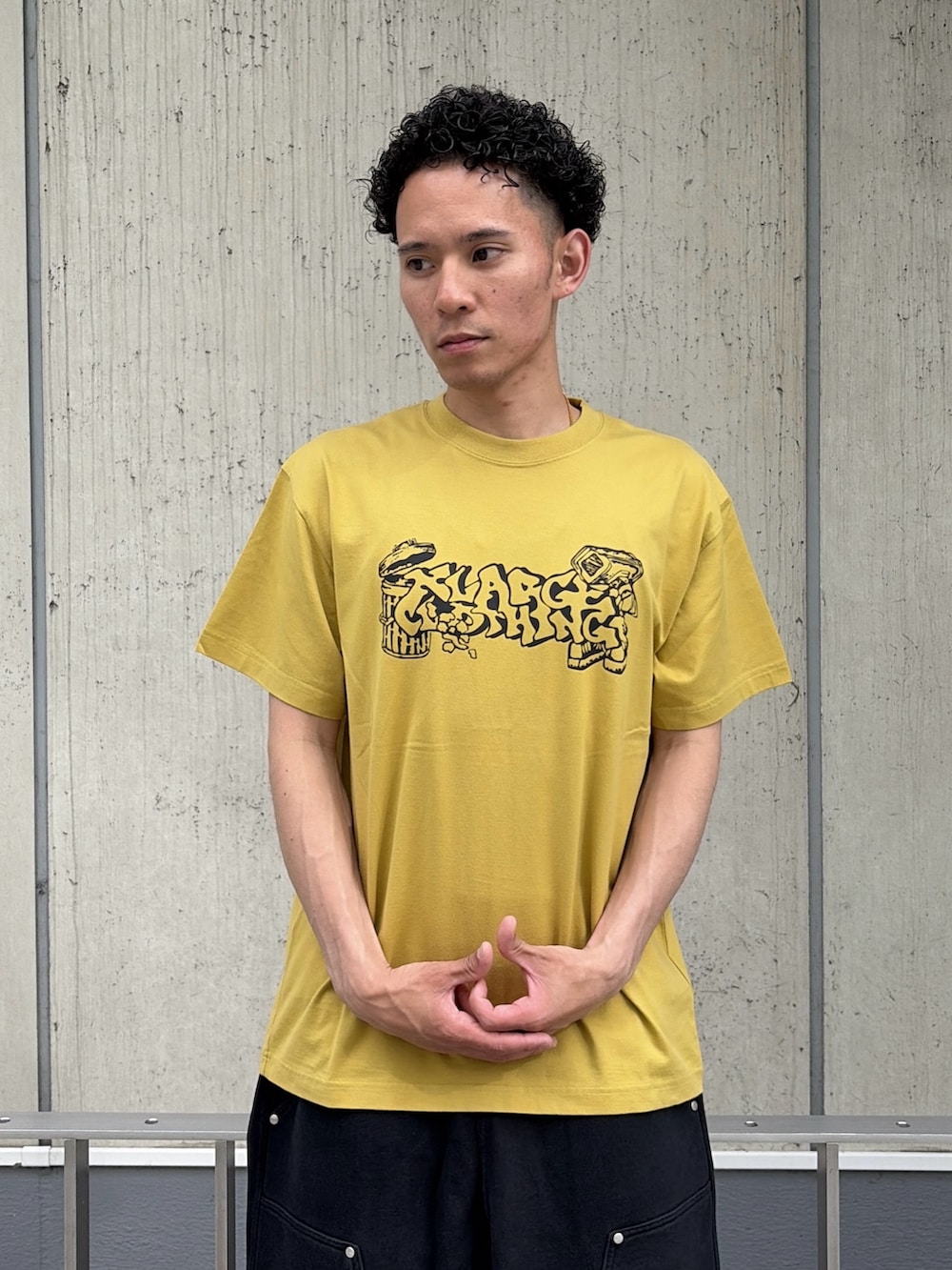 グレー系のスウェットパンツ、イエロー系のTシャツ/カットソーを着用したメンズの夏コーディネートの6枚目の写真