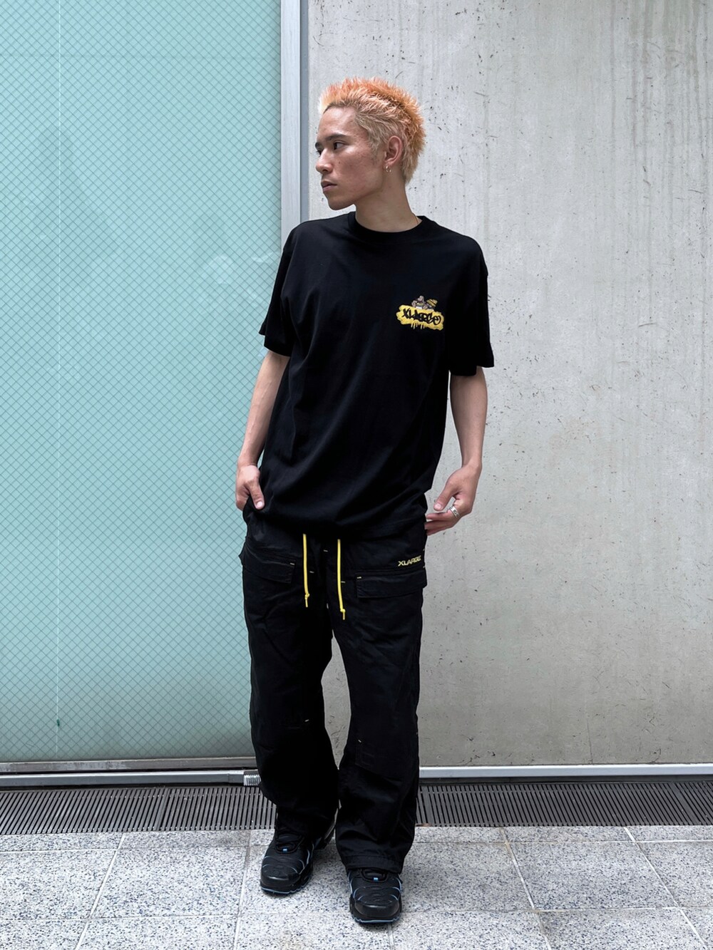 ホワイト系のTシャツ/カットソー、ブラック系のその他パンツを着用したメンズの夏コーディネートの2枚目の写真