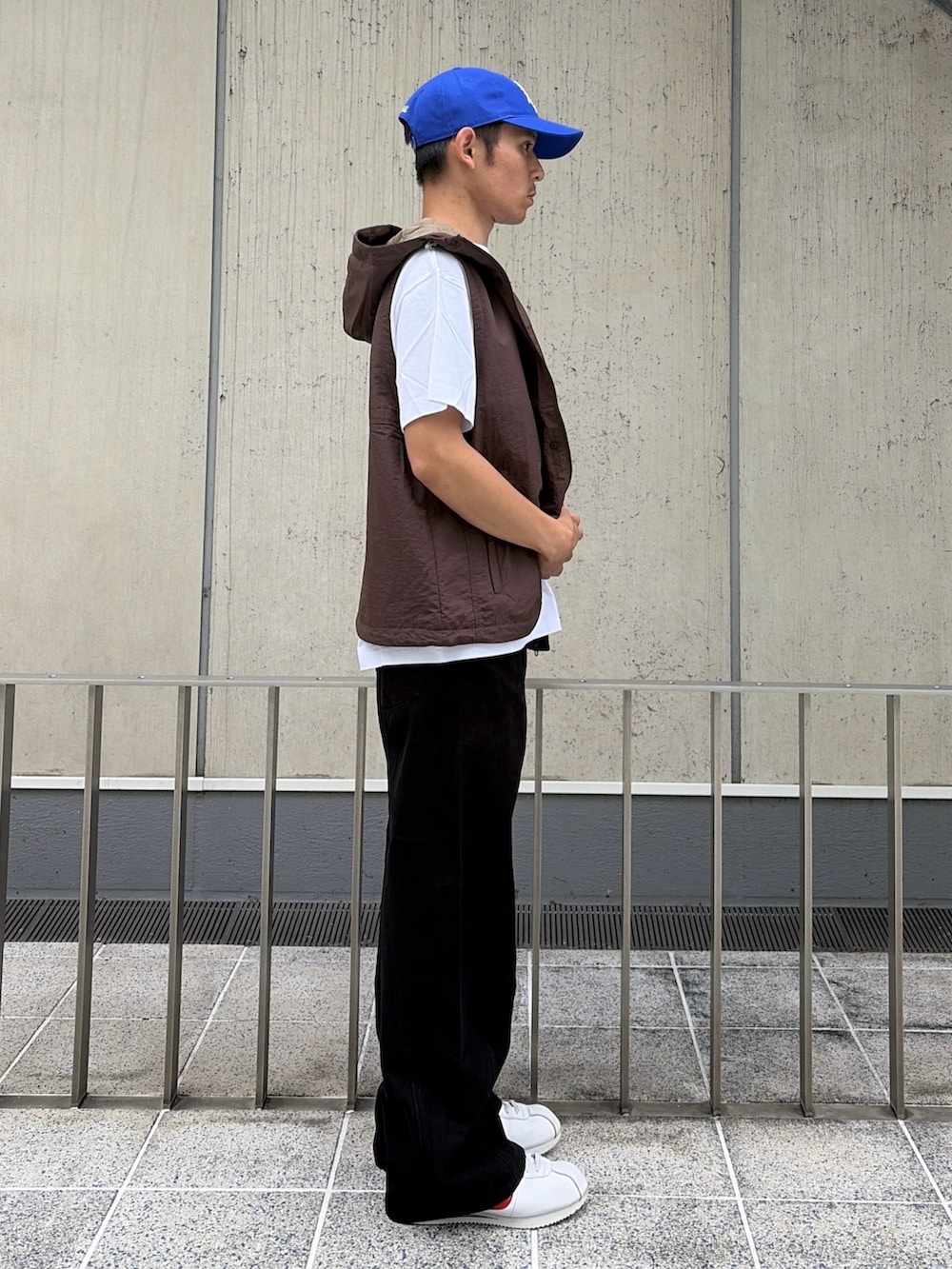 ブラック系のベスト、ホワイト系のTシャツ/カットソー、グレー系のその他パンツを着用したメンズの夏コーディネートの3枚目の写真