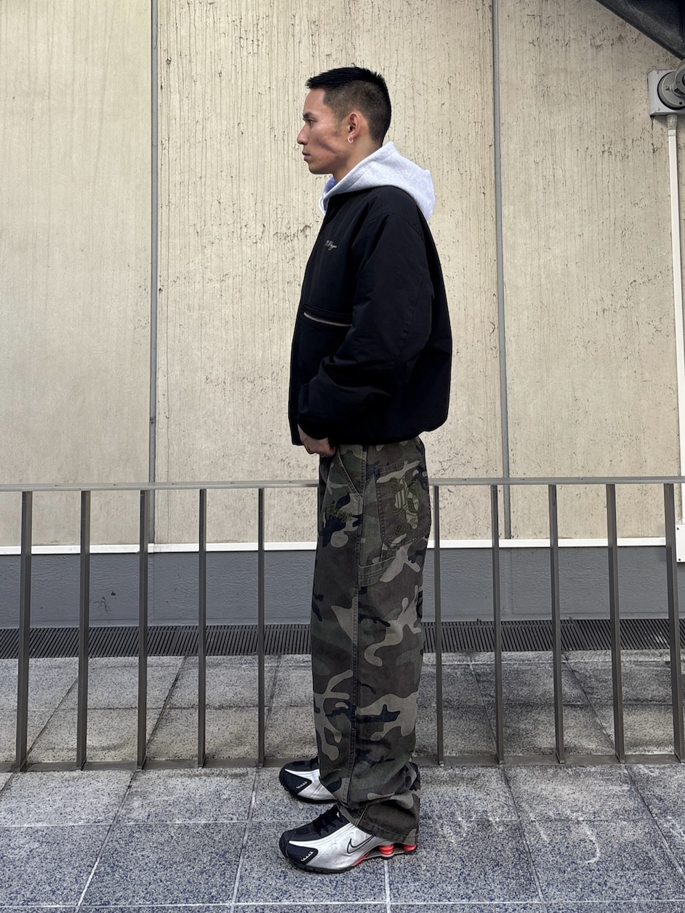 ブラック系のブルゾン、その他のその他パンツ、ブラック系のパーカーを着用したメンズの冬コーディネートの2枚目の写真