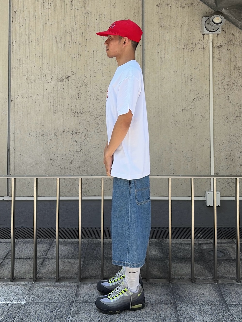 ホワイト系のTシャツ/カットソー、その他のその他パンツ、レッド系のキャップを着用したメンズの夏コーディネートの2枚目の写真