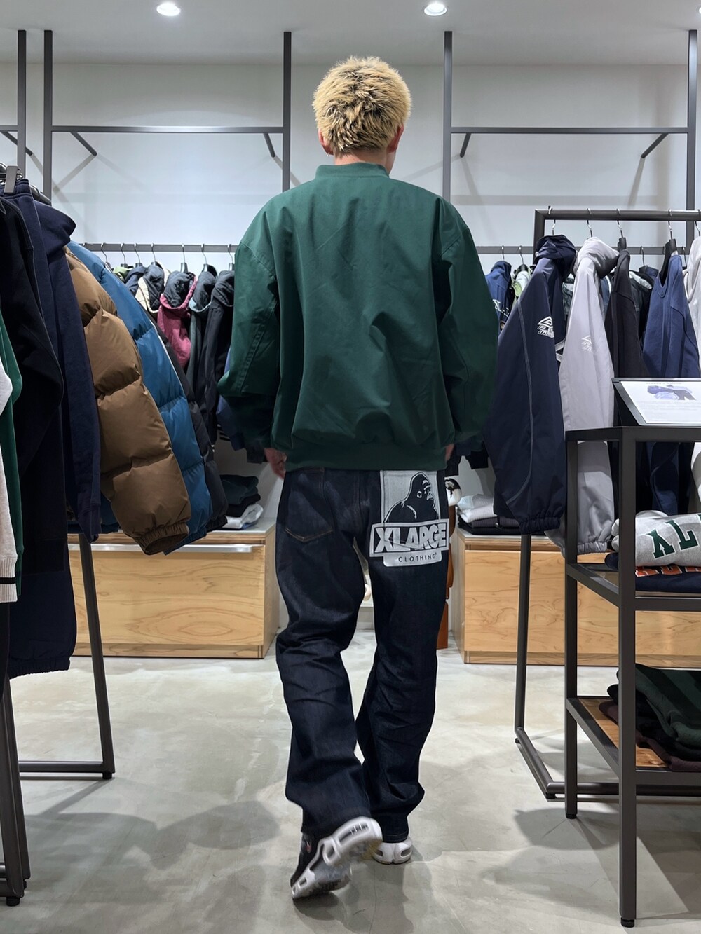 グリーン系のその他アウター、ブルー系のデニムパンツを着用したメンズの冬コーディネートの5枚目の写真