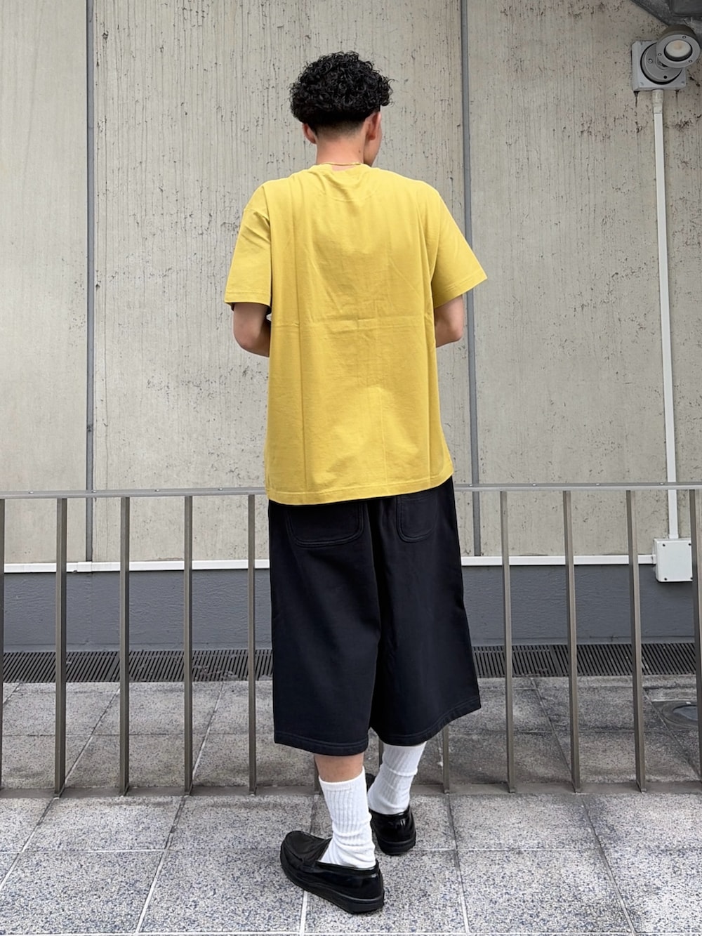 グレー系のスウェットパンツ、イエロー系のTシャツ/カットソーを着用したメンズの夏コーディネートの4枚目の写真