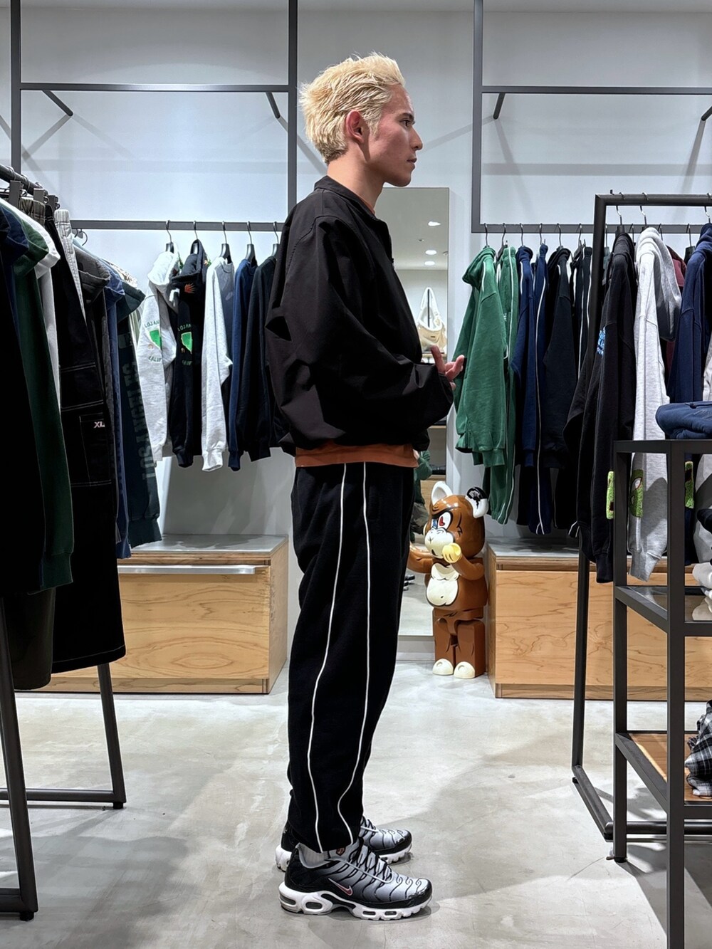 ブラック系のスウェットパンツ、ブラック系のブルゾンを着用したメンズの冬コーディネートの4枚目の写真