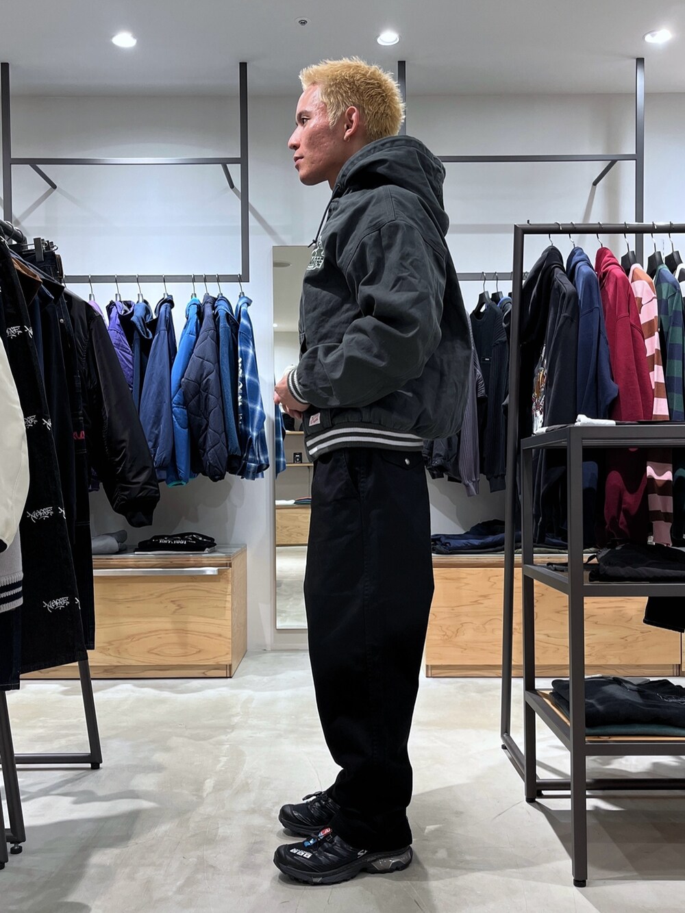 グリーン系のブルゾン、ブラック系のその他パンツを着用したメンズの秋コーディネートの2枚目の写真